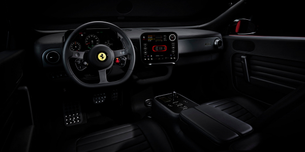 Ferrari показала свой первый электрокар &mdash;&nbsp;его помог создать бывший главный дизайнер Apple Джони&nbsp;Айв