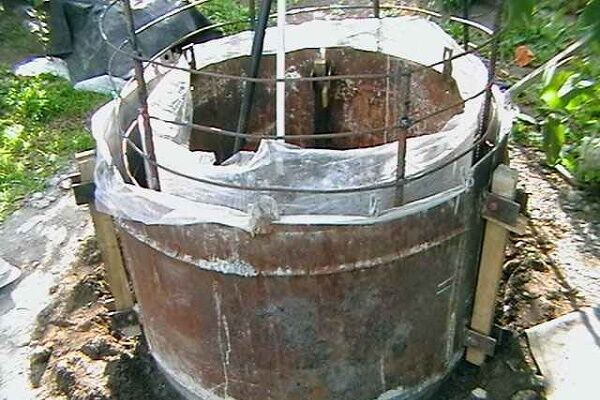 Водоснабжение загородного дома из колодца: специфика обеспечения частных домов колодезной водой