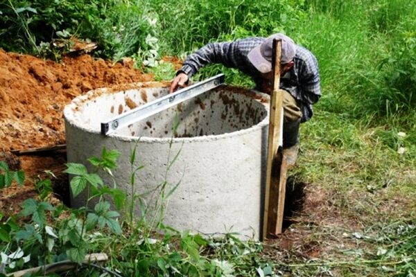 Водоснабжение загородного дома из колодца: специфика обеспечения частных домов колодезной водой