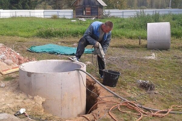 Водоснабжение загородного дома из колодца: специфика обеспечения частных домов колодезной водой