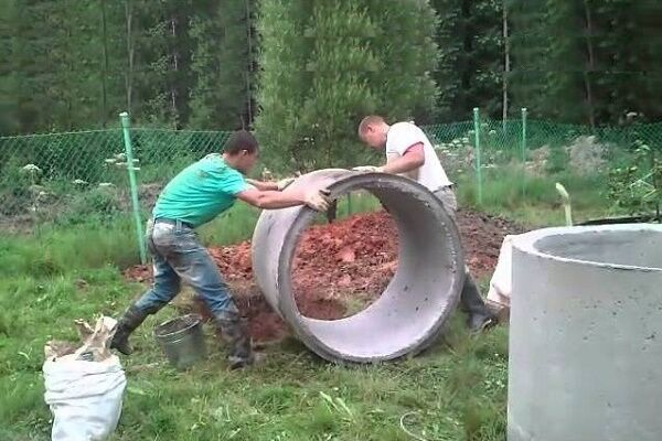 Водоснабжение загородного дома из колодца: специфика обеспечения частных домов колодезной водой