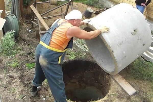 Водоснабжение загородного дома из колодца: специфика обеспечения частных домов колодезной водой