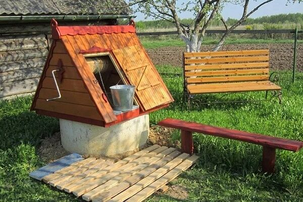 Водоснабжение загородного дома из колодца: специфика обеспечения частных домов колодезной водой