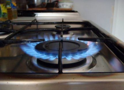 Почему газовая плита бьет током: популярные причины и рекомендации по их устранению