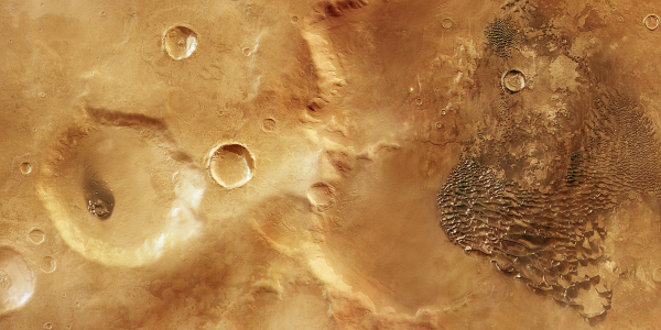 Mars Express прислал восхитительные снимки 100-метровых &laquo;металлических&raquo; волн в&nbsp;южном высокогорье Марса
