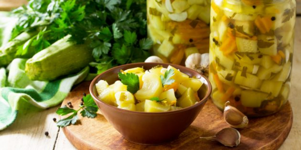 Салаты из кабачков на зиму: 12 простых и&nbsp;вкусных вариантов