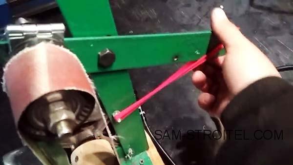 Самодельный ленточный шлифовальный станок из двигателя от стиральной машины (фото) Самодельный ленточный шлифовальный станок из двигателя от стиральной машины (фото)