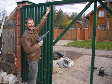 Как сделать ворота своими руками из профнастила: чертежи + пошаговый инструктаж Как сделать ворота своими руками из профнастила: чертежи + пошаговый инструктаж