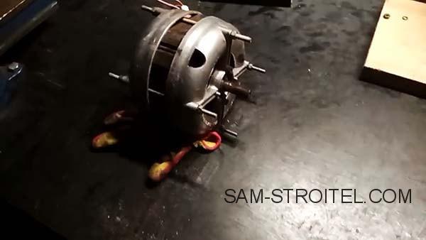 Самодельный ленточный шлифовальный станок из двигателя от стиральной машины (фото) Самодельный ленточный шлифовальный станок из двигателя от стиральной машины (фото)
