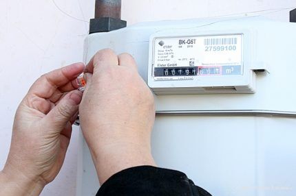 Как проверить газовый счетчик без снятия с учетом сроков эксплуатации Как проверить газовый счетчик без снятия с учетом сроков эксплуатации