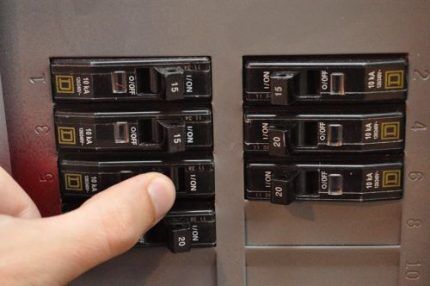 Как установить розетку в гипсокартоне: правила монтажа и советы по установке подрозетника