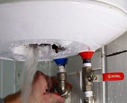 Как слить воду с водонагревателя: плюсы и минусы разных способов + пример проведения работ Как слить воду с водонагревателя: плюсы и минусы разных способов + пример проведения работ