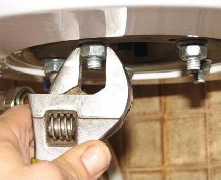 Как слить воду с водонагревателя: плюсы и минусы разных способов + пример проведения работ Как слить воду с водонагревателя: плюсы и минусы разных способов + пример проведения работ