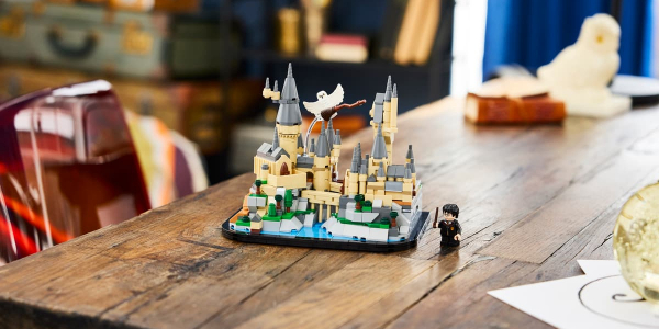 Lego&nbsp;представила самый маленький Хогвартс в&nbsp;истории &mdash; с&nbsp;Тайной комнатой и&nbsp;Зеркалом Еиналеж