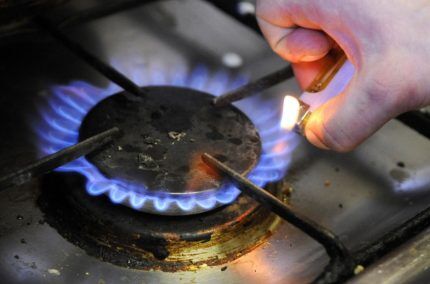 Воняет газом от плиты: причины появления запаха газа из духовки и от конфорок и советы по их устранению Воняет газом от плиты: причины появления запаха газа из духовки и от конфорок и советы по их устранению
