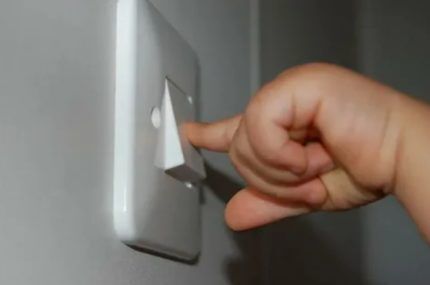 &nbsp;Схема подключения проходного выключателя одноклавишного: разбор схемы и порядок выполнения работ