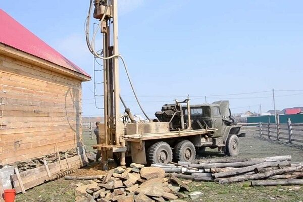 Где и когда лучше бурить скважину на участке: общие правила + советы опытных буровиков