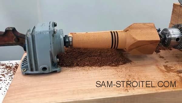 Самодельный токарный станок из дрели и редуктора болгарки Самодельный токарный станок из дрели и редуктора болгарки