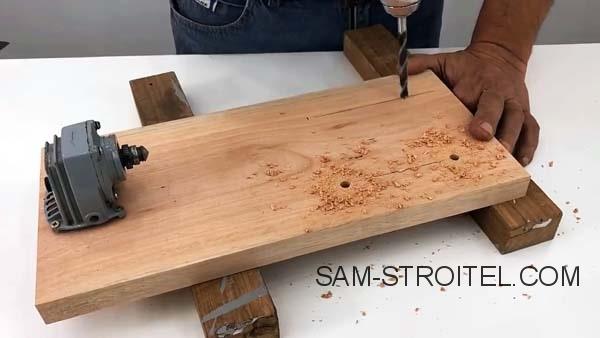 Самодельный токарный станок из дрели и редуктора болгарки Самодельный токарный станок из дрели и редуктора болгарки