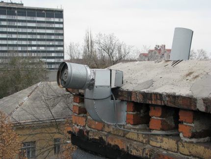 Почему в квартире вытяжка дует в обратную сторону: основные причины и способы устранения обратной тяги Почему в квартире вытяжка дует в обратную сторону: основные причины и способы устранения обратной тяги