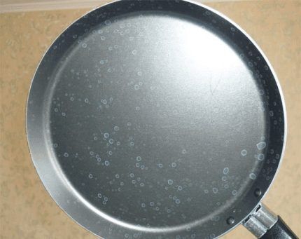 Почему появляется белый налет в посудомоечной машине и как от него избавиться