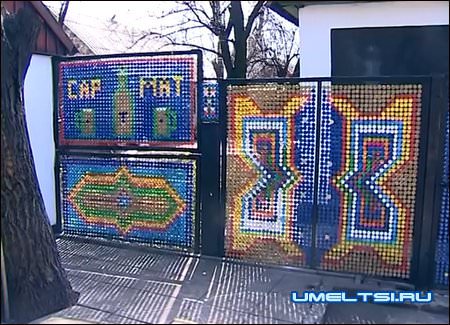Декор забора крышечками от пластиковых бутылок