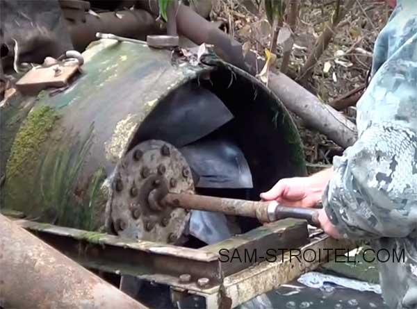 Мини ГЭС построенная на небольшой речке в лесу