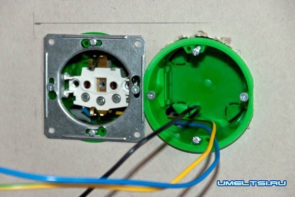 Установка розетки в бетонную стену