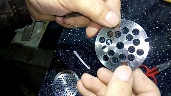 Самодельное приспособление для заточки ножей мясорубки Самодельное приспособление для заточки ножей мясорубки