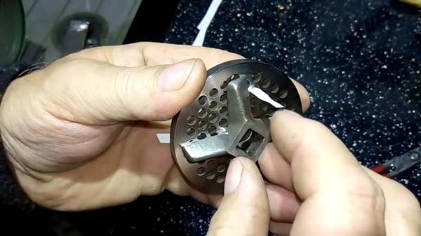 Самодельное приспособление для заточки ножей мясорубки Самодельное приспособление для заточки ножей мясорубки